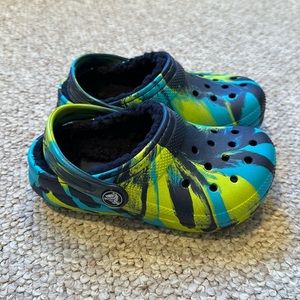 Fuzzy tie dye crocs in new condition size 10